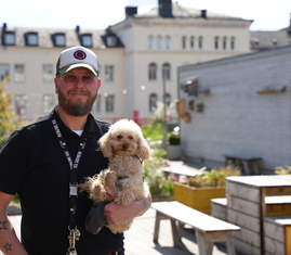 Marcus Ståhl, vd på Bee Urban, med hunden Sixten i famnen.