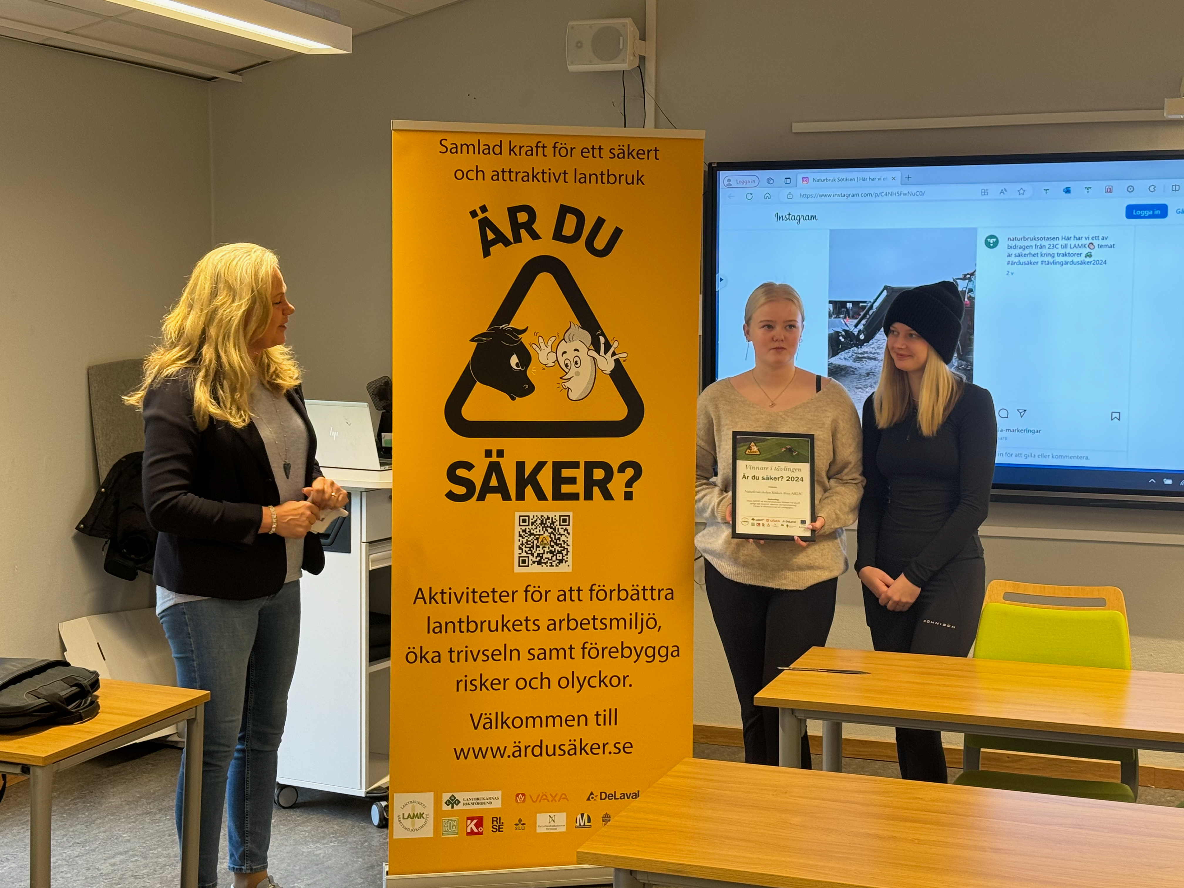 Petra Wirtberg, LRF och vice ordförande Säker arbetsmiljö Sverige, delar ut priset.