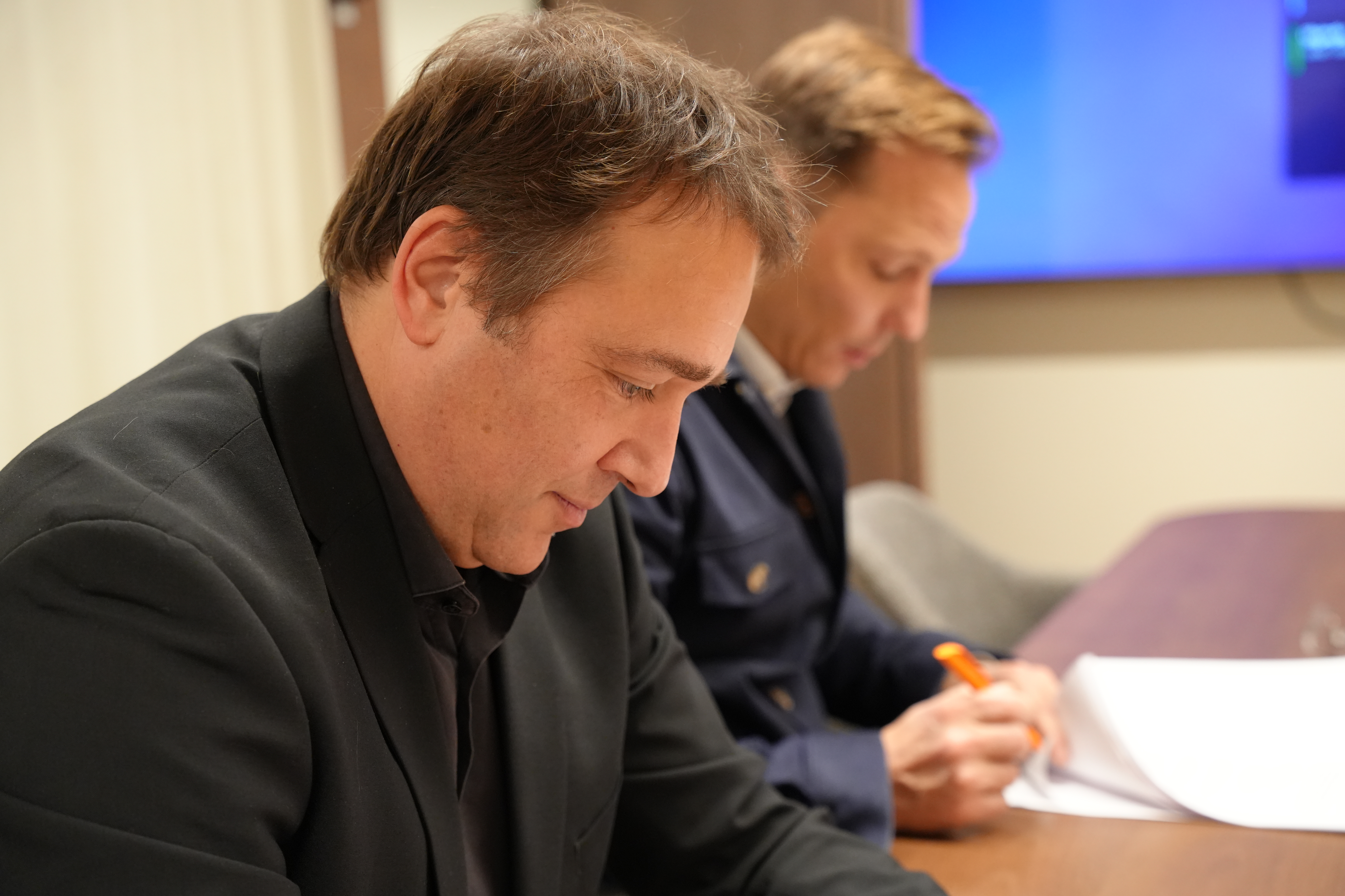 Joakim Oscarsson, avtalssekreterare på Fastighetsanställdas Förbund, och Johan Ingelskog, avtalssekreterare på Kommunal, vid signeringstillfället.
