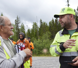 SCA:s kontrollant Alf Hallén i samtal med skogsvårdsentreprenören Jan Janu.