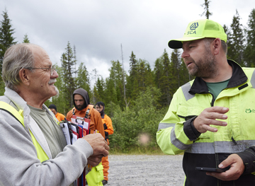 SCA:s kontrollant Alf Hallén i samtal med skogsvårdsentreprenören Jan Janu.