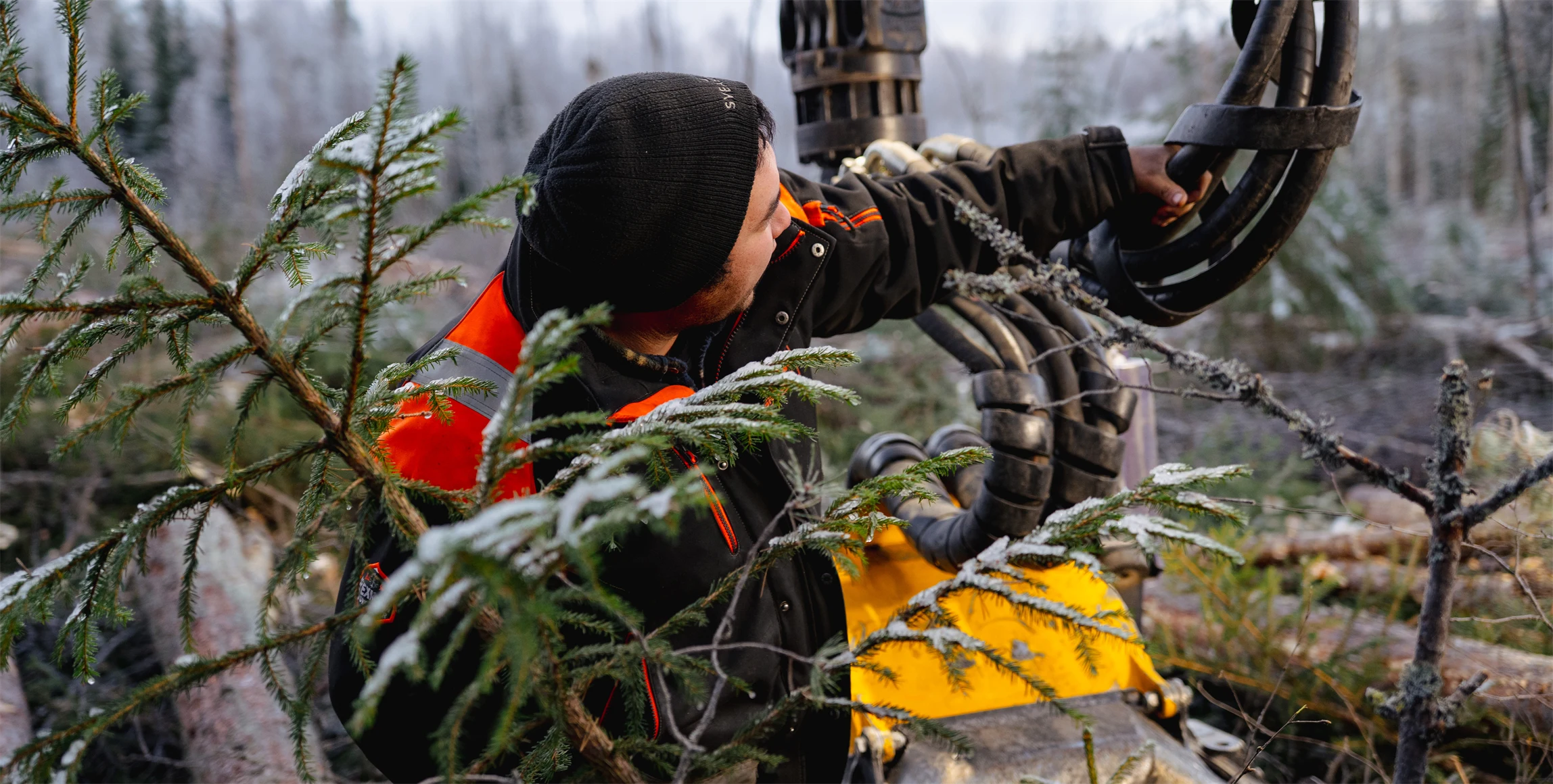 Bild på Andre Bjuhr som kontrollerar om någon slang behöver bytas. 