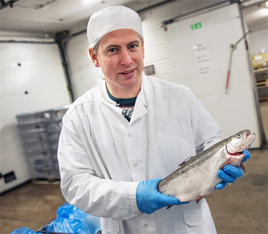 Bild på Emanuel Nygren, vd för Umlax, som håller i en regnbåge.