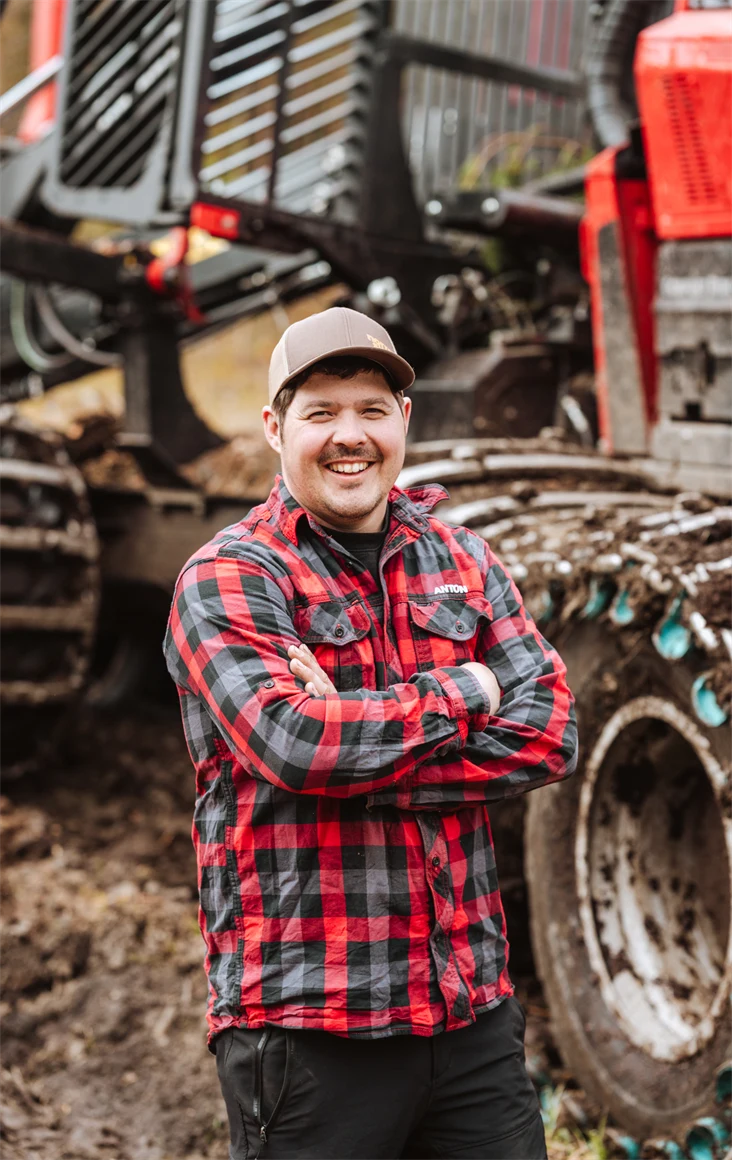 Bild på Anton Folkesson. Bakom honom syns en nyinvesterad skotare.