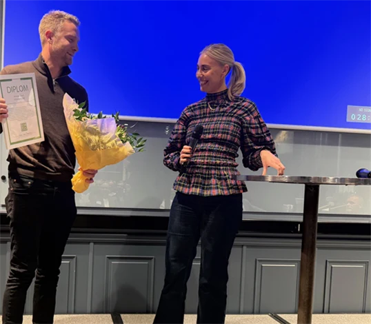 Gröna arbetsgivares Freja Linderstam delar ut priset Årets unga skogsentreprenör 2025 till Kristian Linné, LD Logging AB.