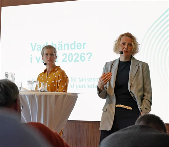 Bild på Lisa Pelling, chef för tankesmedjan Arena Idé, och Anna-Karin Hatt, tidigare partiledare för Centerpartiet.
