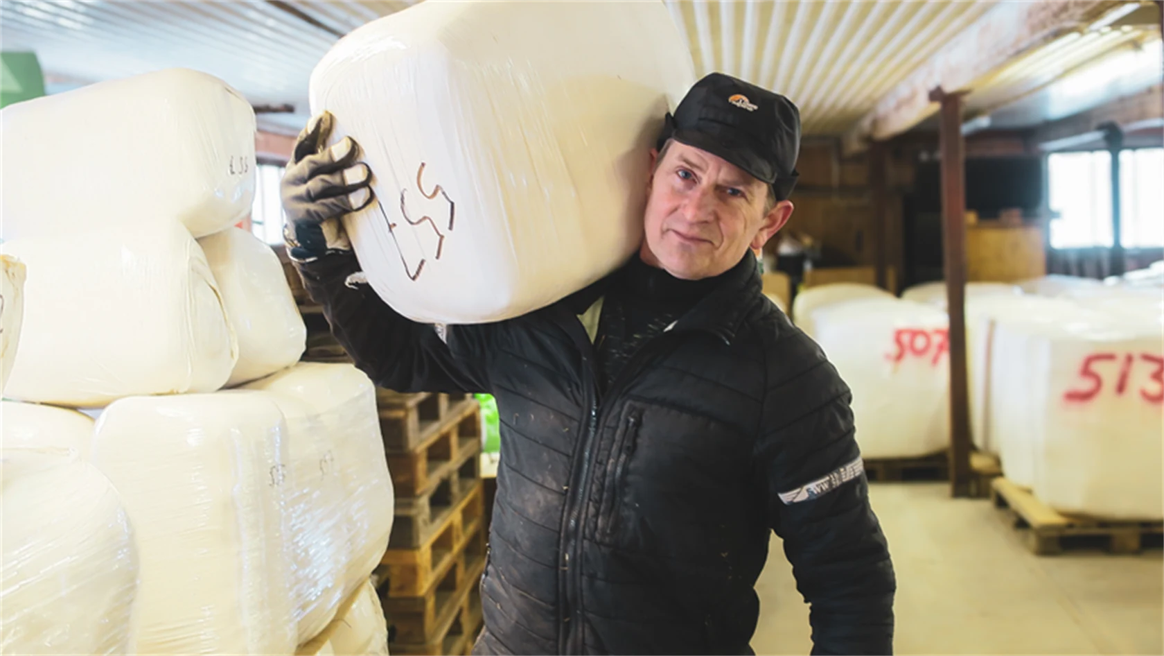 Bild på Nils Söderberg, Helleby Gård, som håller i en bal.