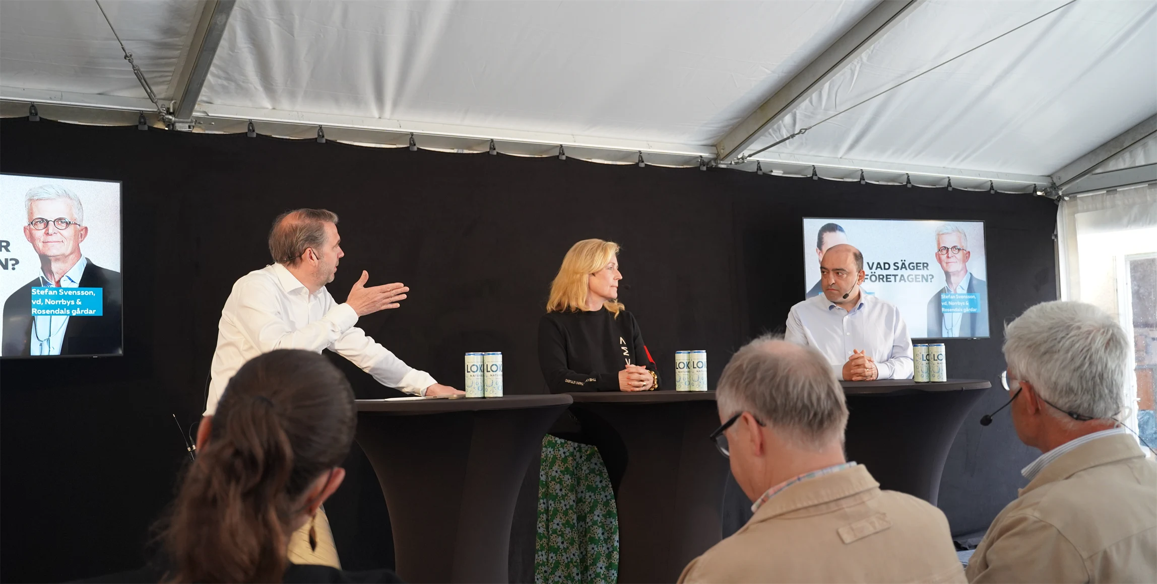 Moderator Johan Grauers, kommunikationschef Gröna arbetsgivare, Elisabeth Thand Ringqvist, riksdagsledamot (C), och Nima Gholam Ali Pour, riksdagsledamot (SD).