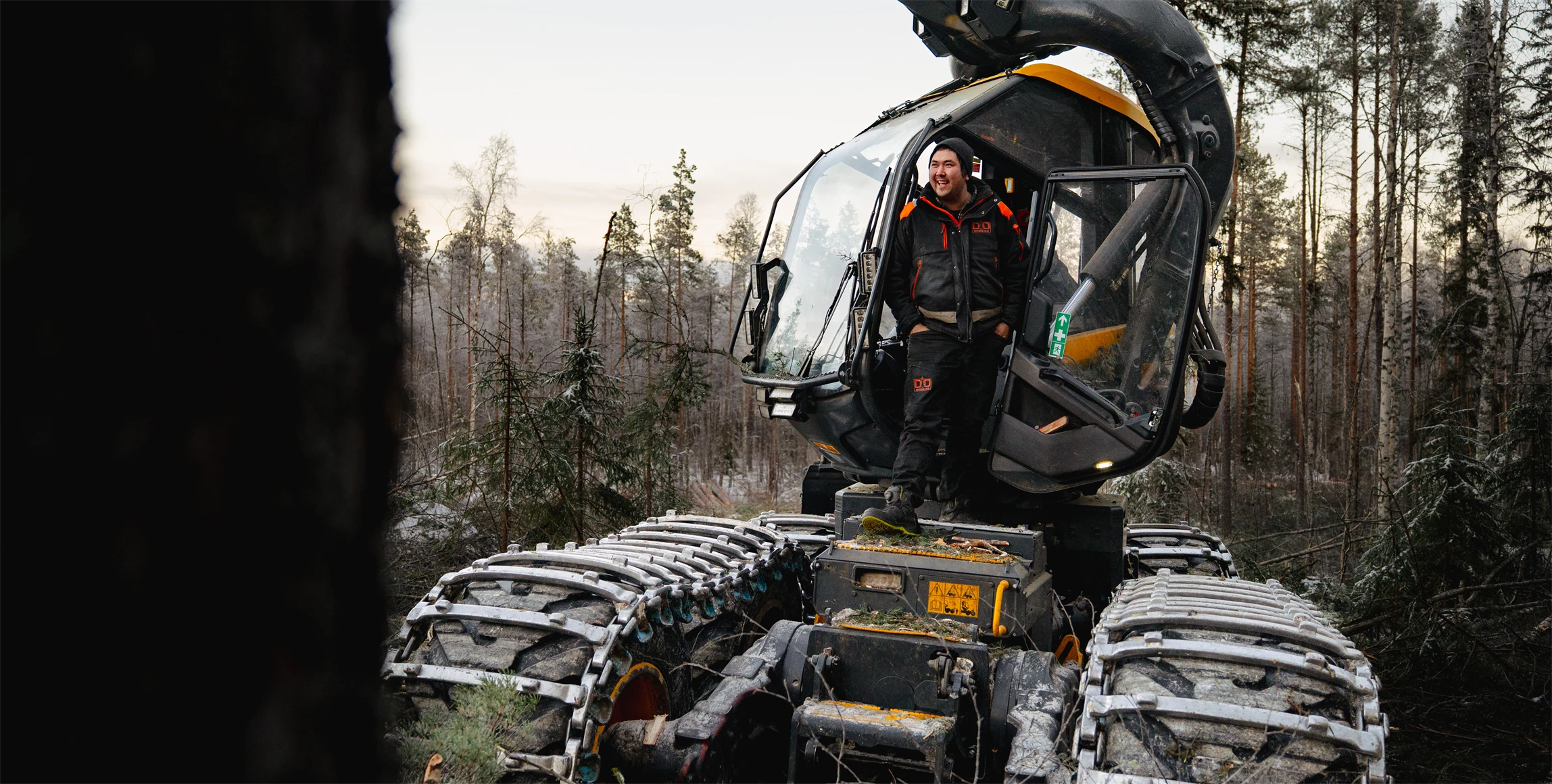 Bild på Andre Bjuhr som kliver ur en skördare.