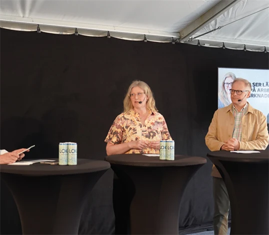 Moderator Johan Grauers, kommunikationschef Gröna arbetsgivare, Emma Terander, arbetsmarknadschef Gröna arbetsgivare, och Patrick Joyce, chefekonom Almega.