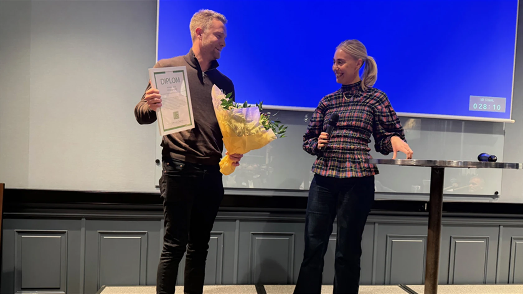 Gröna arbetsgivares Freja Linderstam delar ut priset Årets unga skogsentreprenör 2025 till Kristian Linné, LD Logging AB.