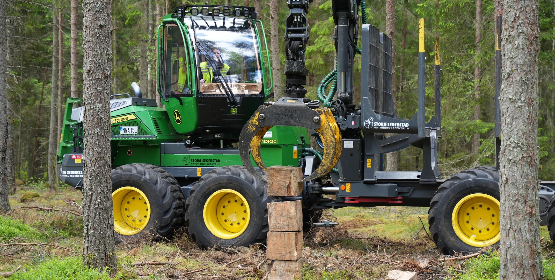 Rebecca Sirberg lägger den fjärde klossen på plats.