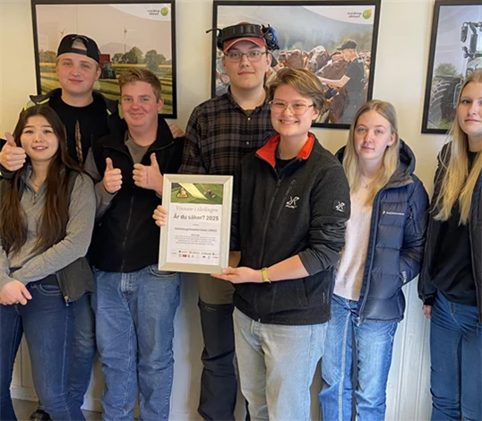 Gruppbild på klass LAN22, elever från vänster till höger: Emelie Karlsson, Tyra Tillmar, Linus Ekhult, Albin Andersson, Arvid Hultberg, Elliot Lindqvist, Isabelle Krantz, Alma Thilly.