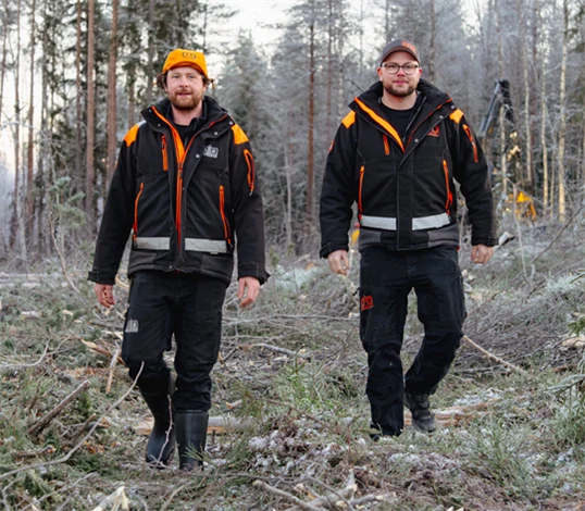 Bild på Didrik och Dennis Nilsson i en skog.