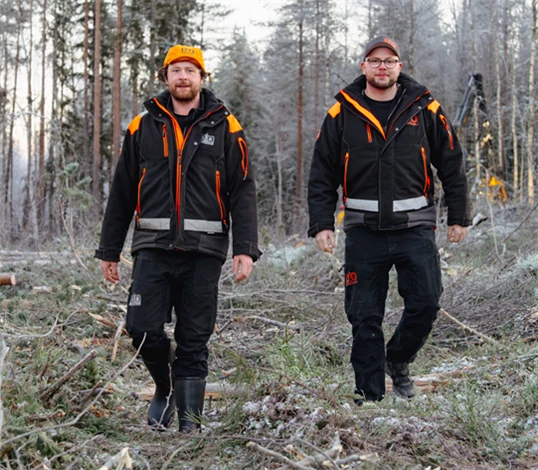 Bild på Didrik och Dennis Nilsson i en skog.