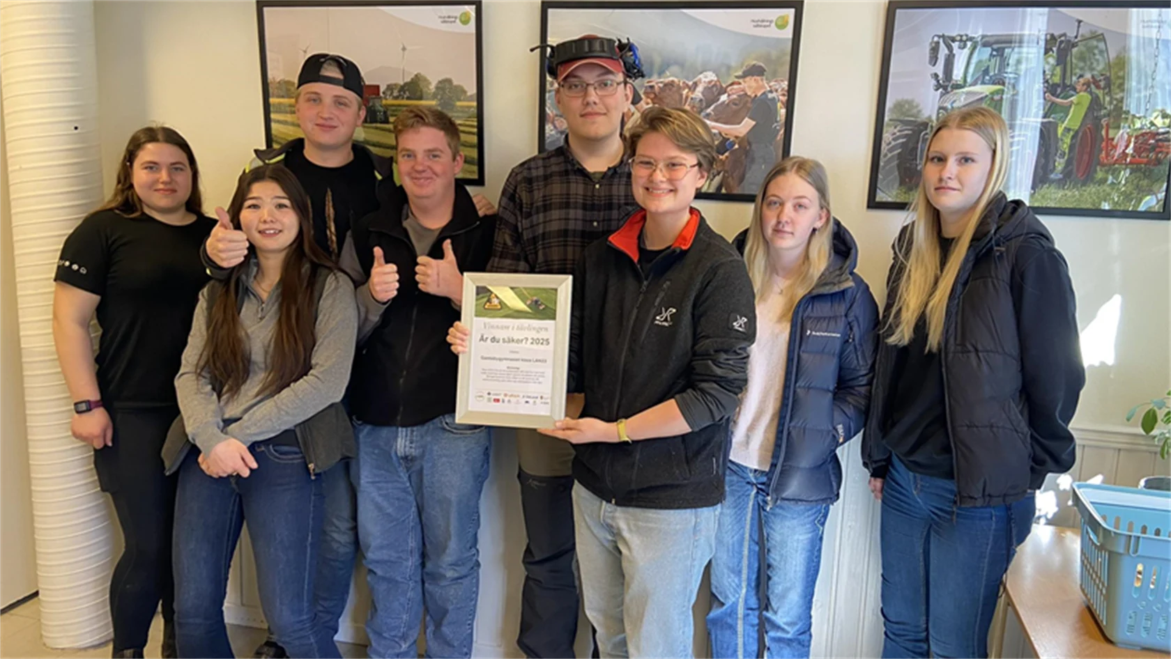 Gruppbild på klass LAN22, elever från vänster till höger: Emelie Karlsson, Tyra Tillmar, Linus Ekhult, Albin Andersson, Arvid Hultberg, Elliot Lindqvist, Isabelle Krantz, Alma Thilly.